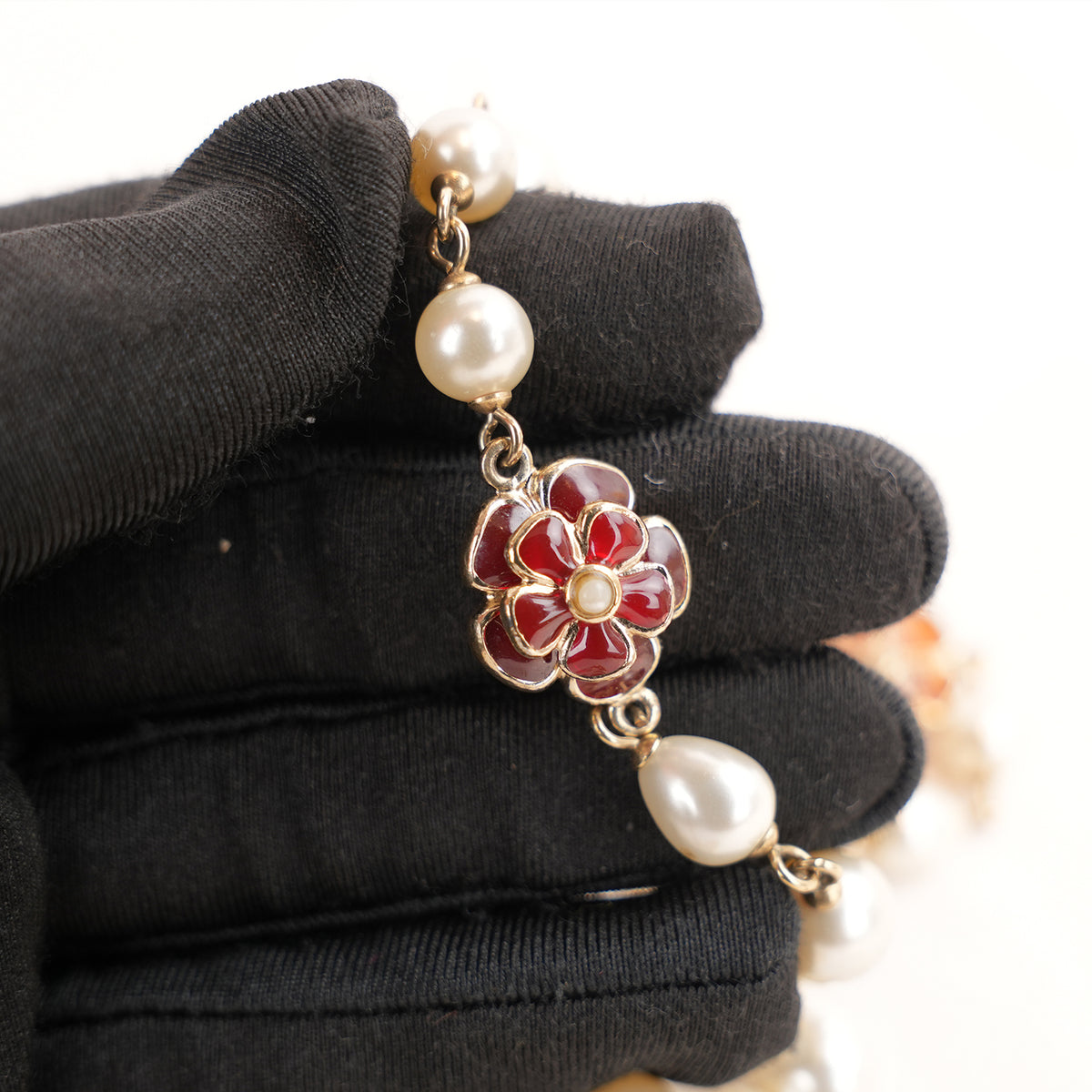 Chanel Collana Lunga Vintage del 2009 con Perle Bianche, Charm Camelia e Logo CC in Metallo Dorato
