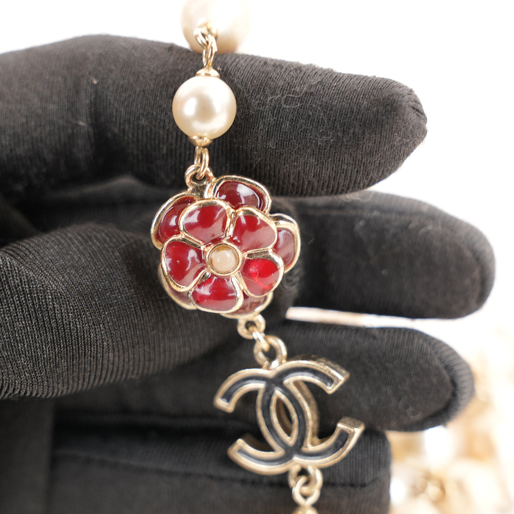 Chanel Collana Lunga Vintage del 2009 con Perle Bianche, Charm Camelia e Logo CC in Metallo Dorato