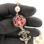 Chanel Collana Lunga Vintage del 2009 con Perle Bianche, Charm Camelia e Logo CC in Metallo Dorato