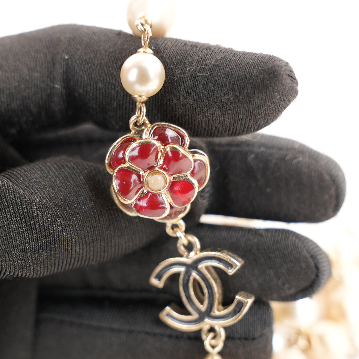 Chanel Collana Lunga Vintage del 2009 con Perle Bianche, Charm Camelia e Logo CC in Metallo Dorato