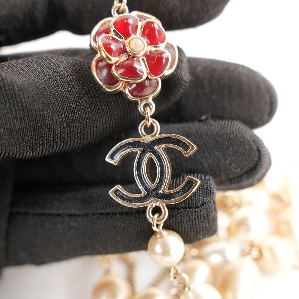 Chanel Collana Lunga Vintage del 2009 con Perle Bianche, Charm Camelia e Logo CC in Metallo Dorato