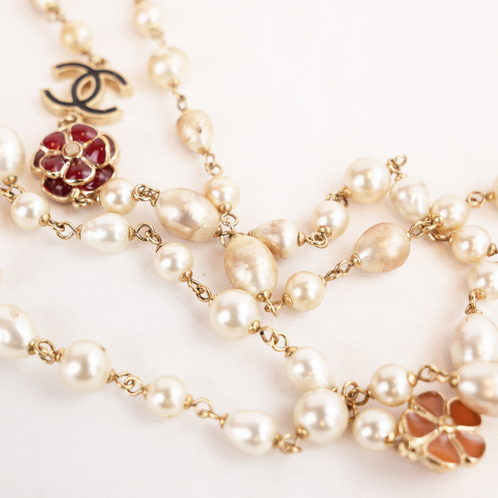 Chanel Collana Lunga Vintage del 2009 con Perle Bianche, Charm Camelia e Logo CC in Metallo Dorato