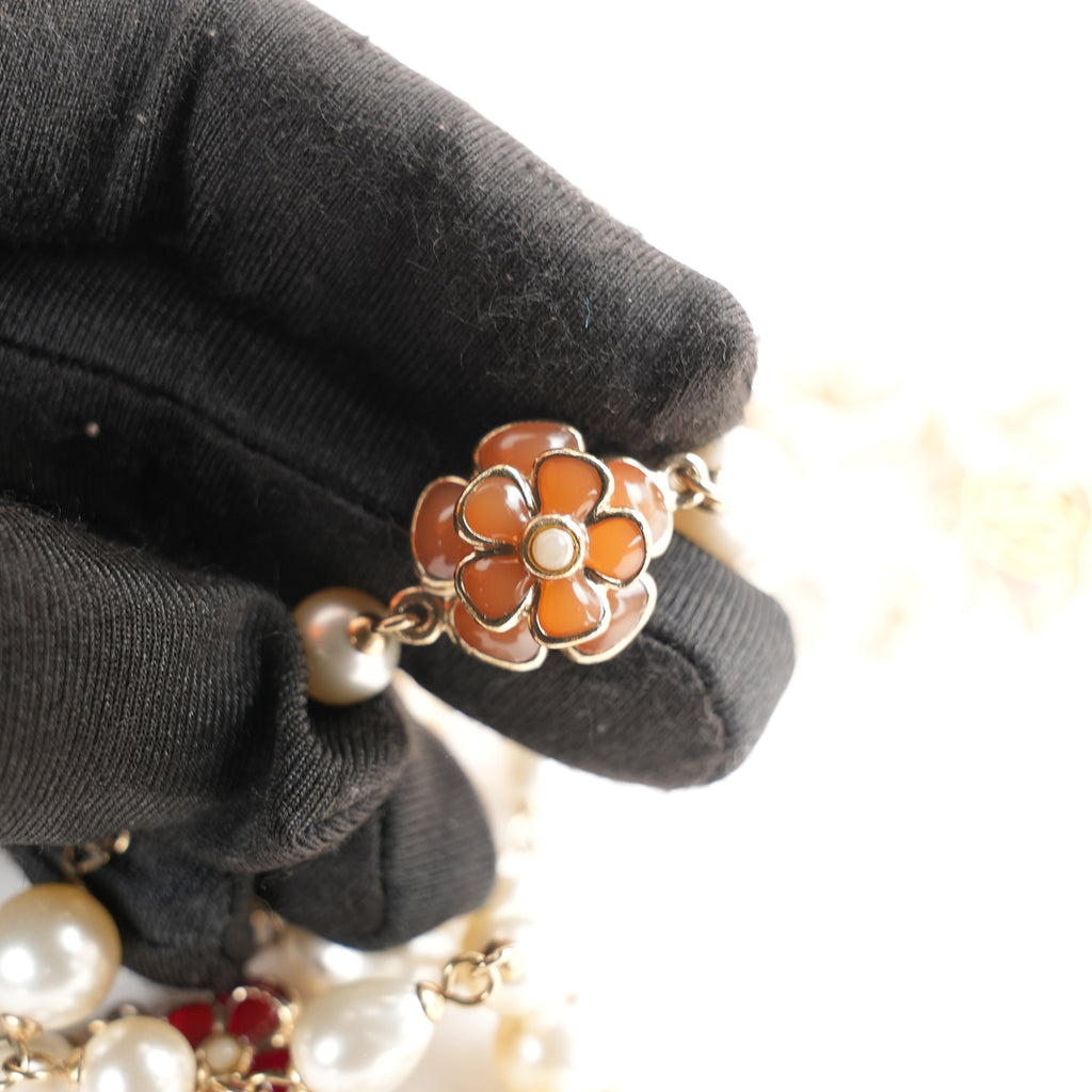 Chanel Collana Lunga Vintage del 2009 con Perle Bianche, Charm Camelia e Logo CC in Metallo Dorato