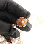 Chanel Collana Lunga Vintage del 2009 con Perle Bianche, Charm Camelia e Logo CC in Metallo Dorato