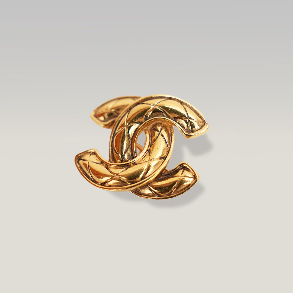 Chanel Spilla CC in Lega Metallica Dorata con Motivo Trapuntato – Broche Vintage