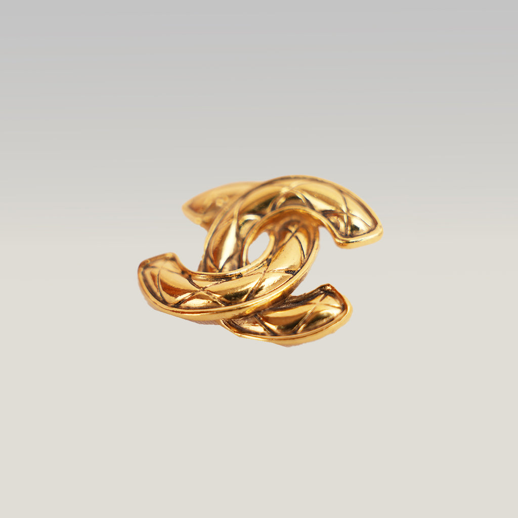 Chanel Spilla CC in Lega Metallica Dorata con Motivo Trapuntato – Broche Vintage