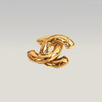 Chanel Spilla CC in Lega Metallica Dorata con Motivo Trapuntato – Broche Vintage