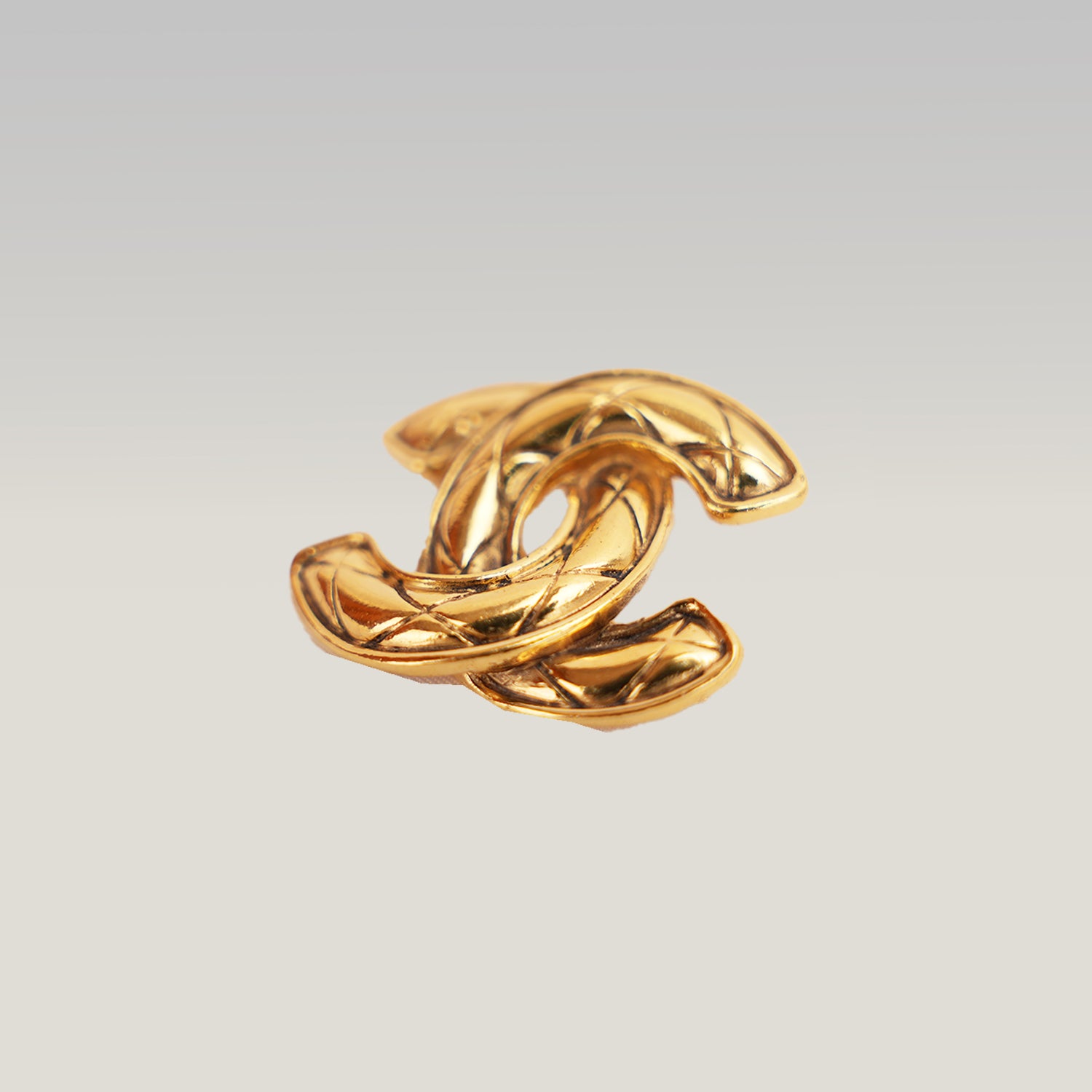 Chanel Spilla CC in Lega Metallica Dorata con Motivo Trapuntato – Broche Vintage