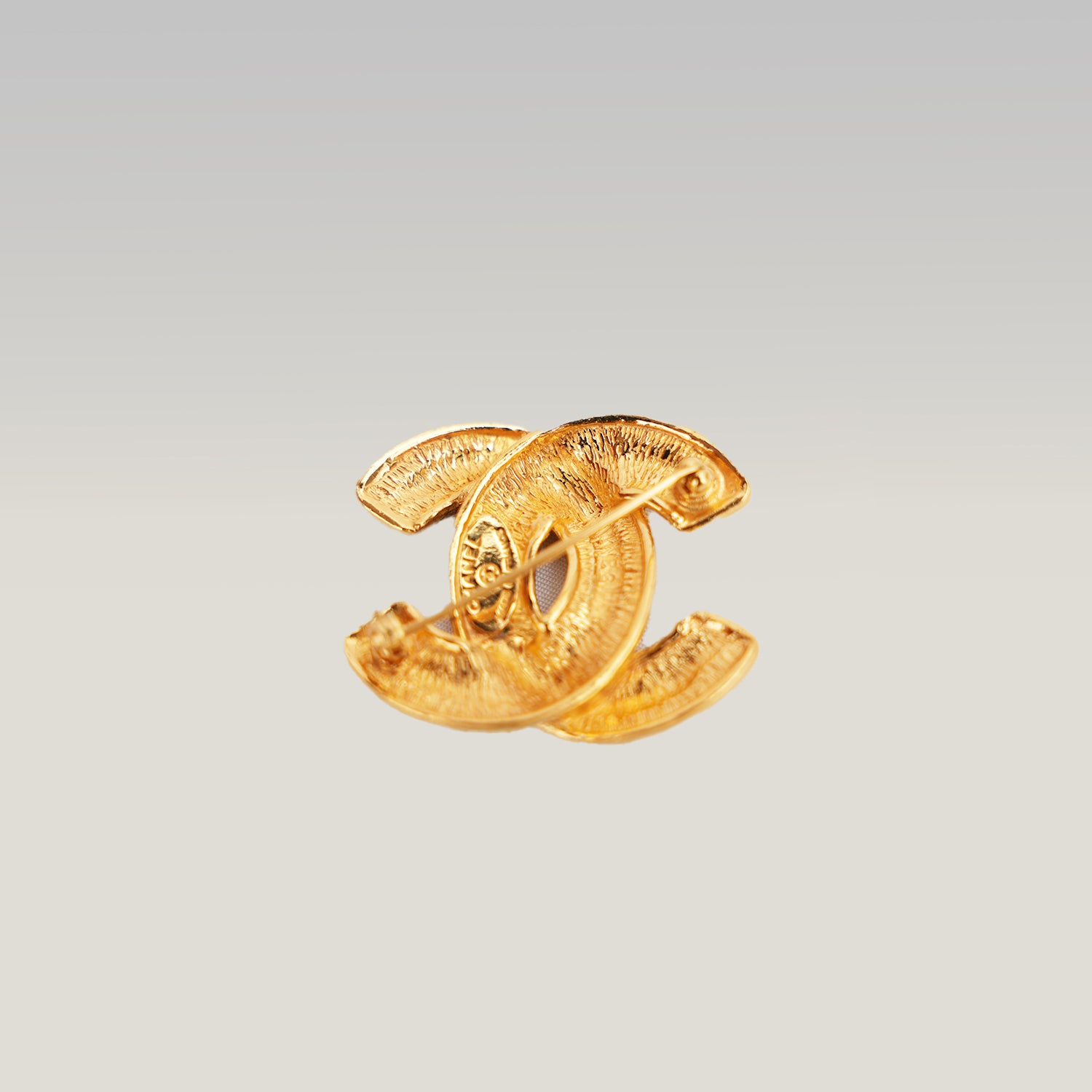Chanel Spilla CC in Lega Metallica Dorata con Motivo Trapuntato – Broche Vintage