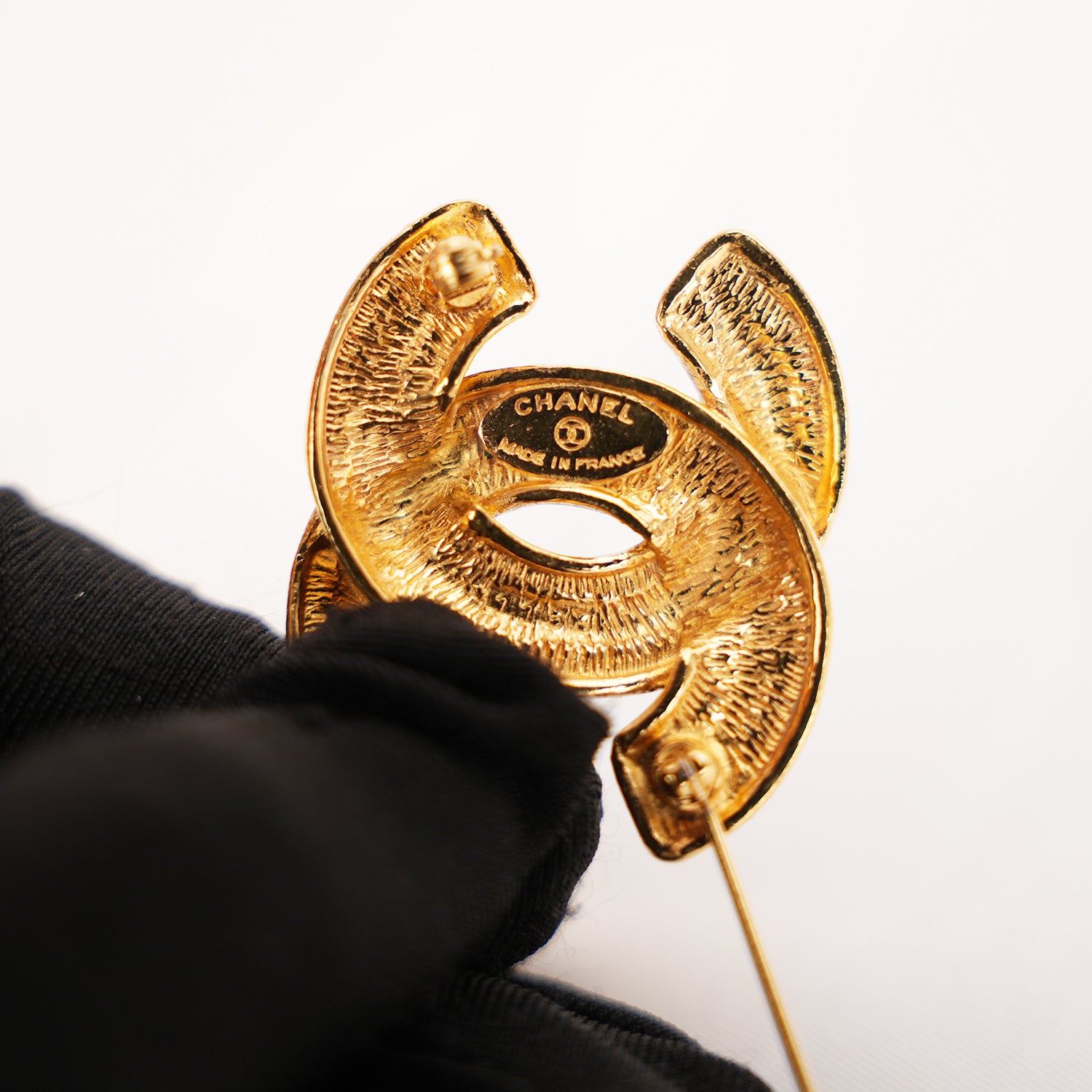 Chanel Spilla CC in Lega Metallica Dorata con Motivo Trapuntato – Broche Vintage