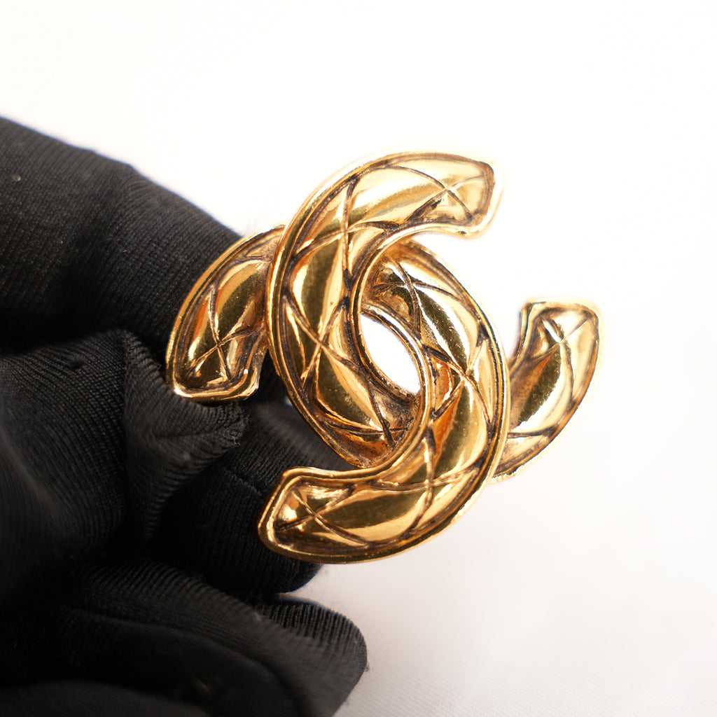Chanel Spilla CC in Lega Metallica Dorata con Motivo Trapuntato – Broche Vintage
