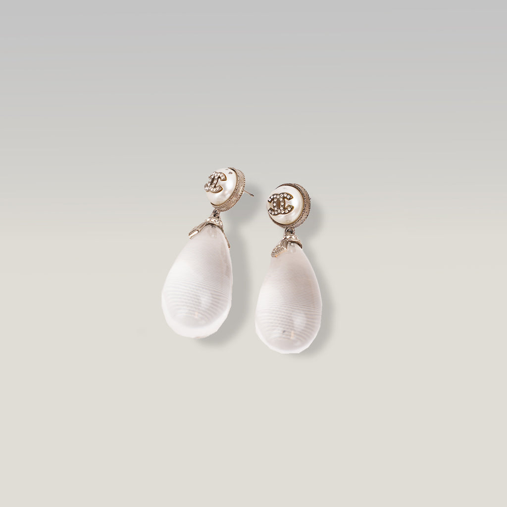 Chanel Orecchini Pendenti a Goccia del 2018 con Perle Bianche, Cristalli e Logo CC Argentato