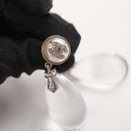 Chanel Orecchini Pendenti a Goccia del 2018 con Perle Bianche, Cristalli e Logo CC Argentato