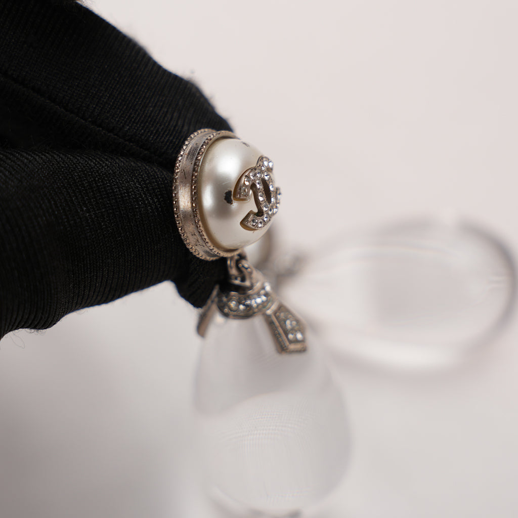 Chanel Orecchini Pendenti a Goccia del 2018 con Perle Bianche, Cristalli e Logo CC Argentato