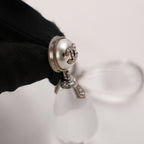 Chanel Orecchini Pendenti a Goccia del 2018 con Perle Bianche, Cristalli e Logo CC Argentato