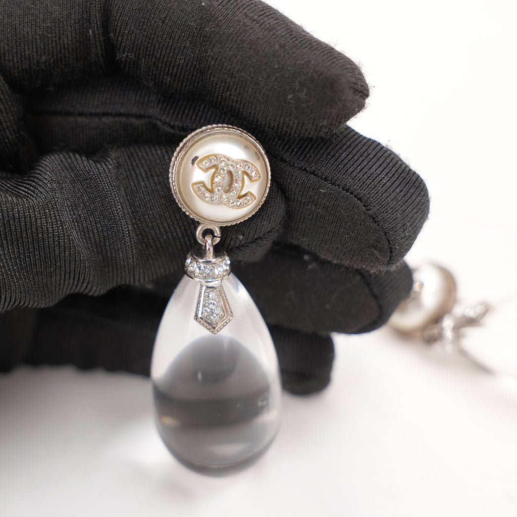 Chanel Orecchini Pendenti a Goccia del 2018 con Perle Bianche, Cristalli e Logo CC Argentato