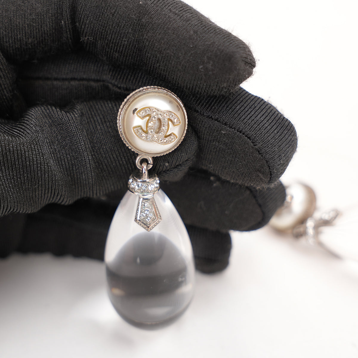 Chanel Orecchini Pendenti a Goccia del 2018 con Perle Bianche, Cristalli e Logo CC Argentato