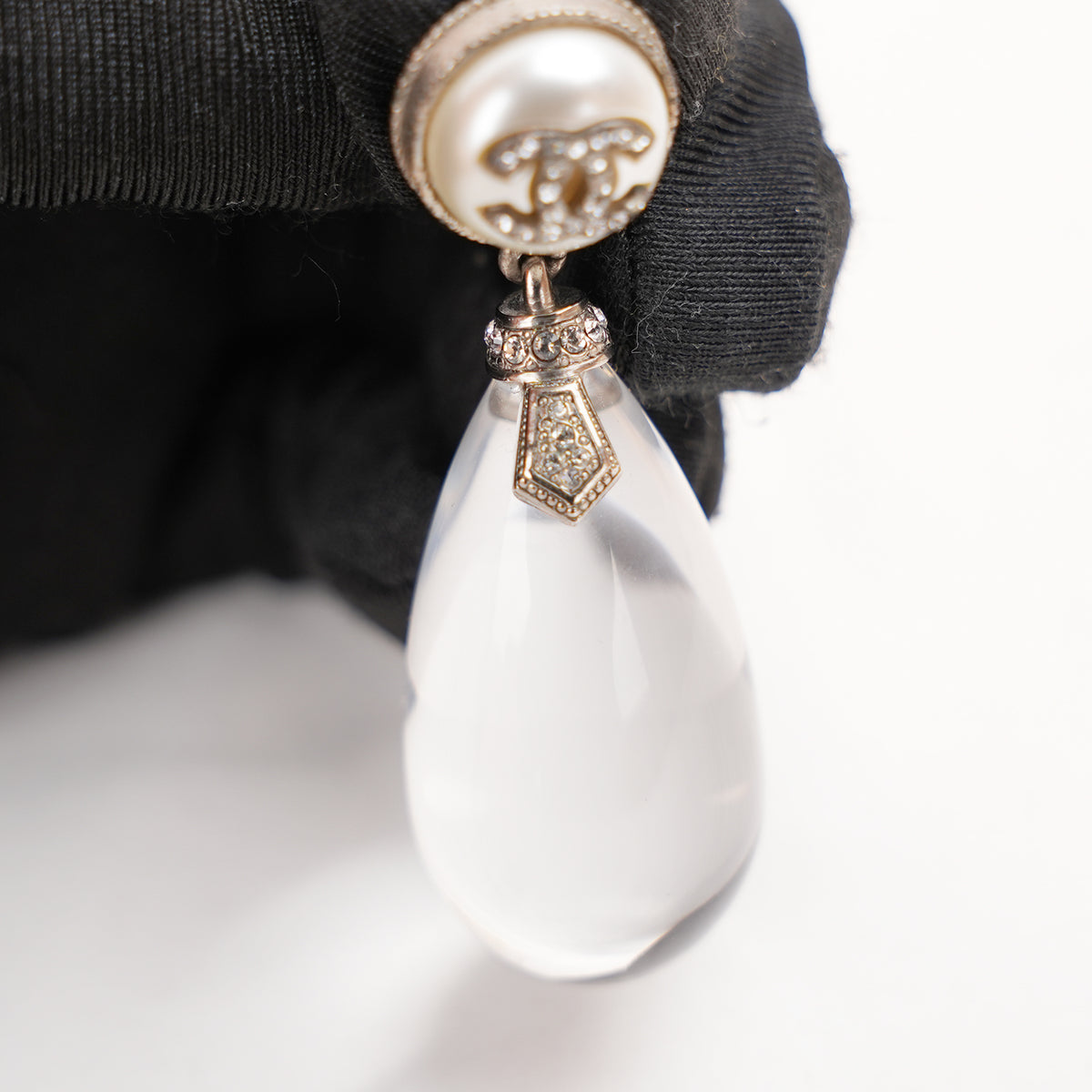 Chanel Orecchini Pendenti a Goccia del 2018 con Perle Bianche, Cristalli e Logo CC Argentato