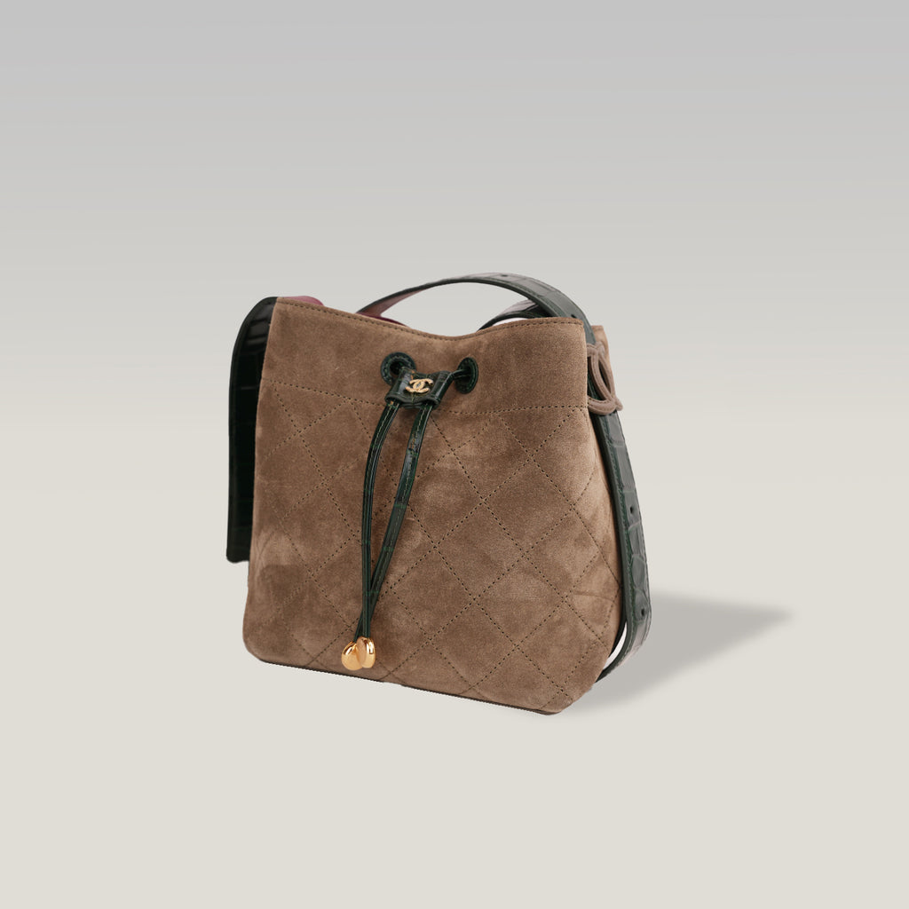 Chanel 26B CC Loop Small Bucket Bag in Suede Beige Scuro con Pelle Nera e Hardware Dorato