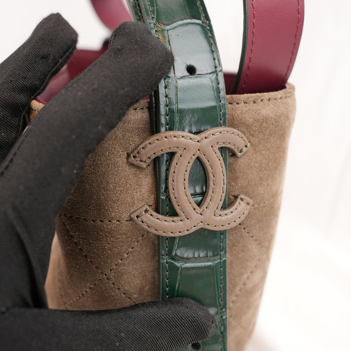 Chanel 26B CC Loop Small Bucket Bag in Suede Beige Scuro con Pelle Nera e Hardware Dorato