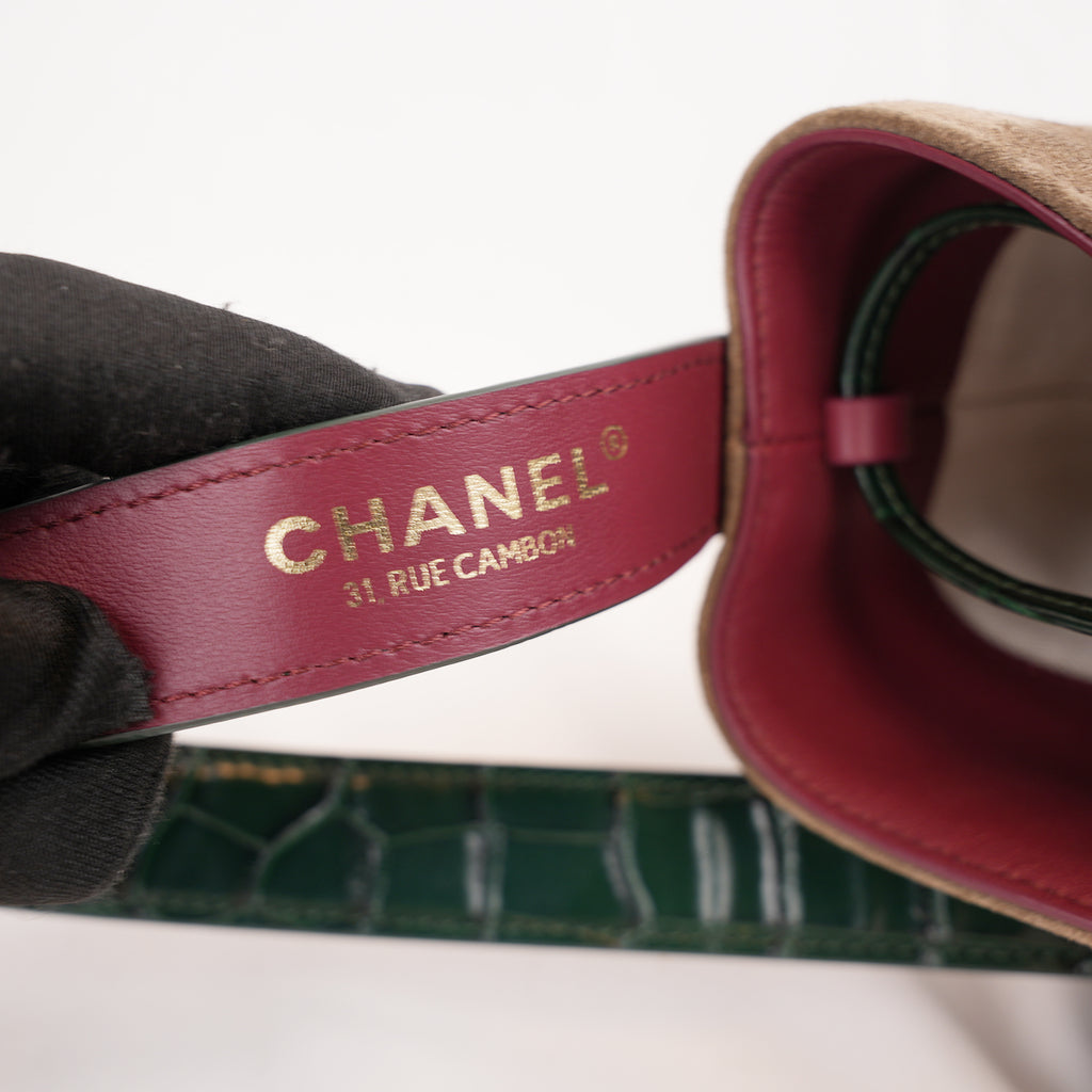 Chanel 26B CC Loop Small Bucket Bag in Suede Beige Scuro con Pelle Nera e Hardware Dorato