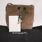 Chanel 26B CC Loop Small Bucket Bag in Suede Beige Scuro con Pelle Nera e Hardware Dorato