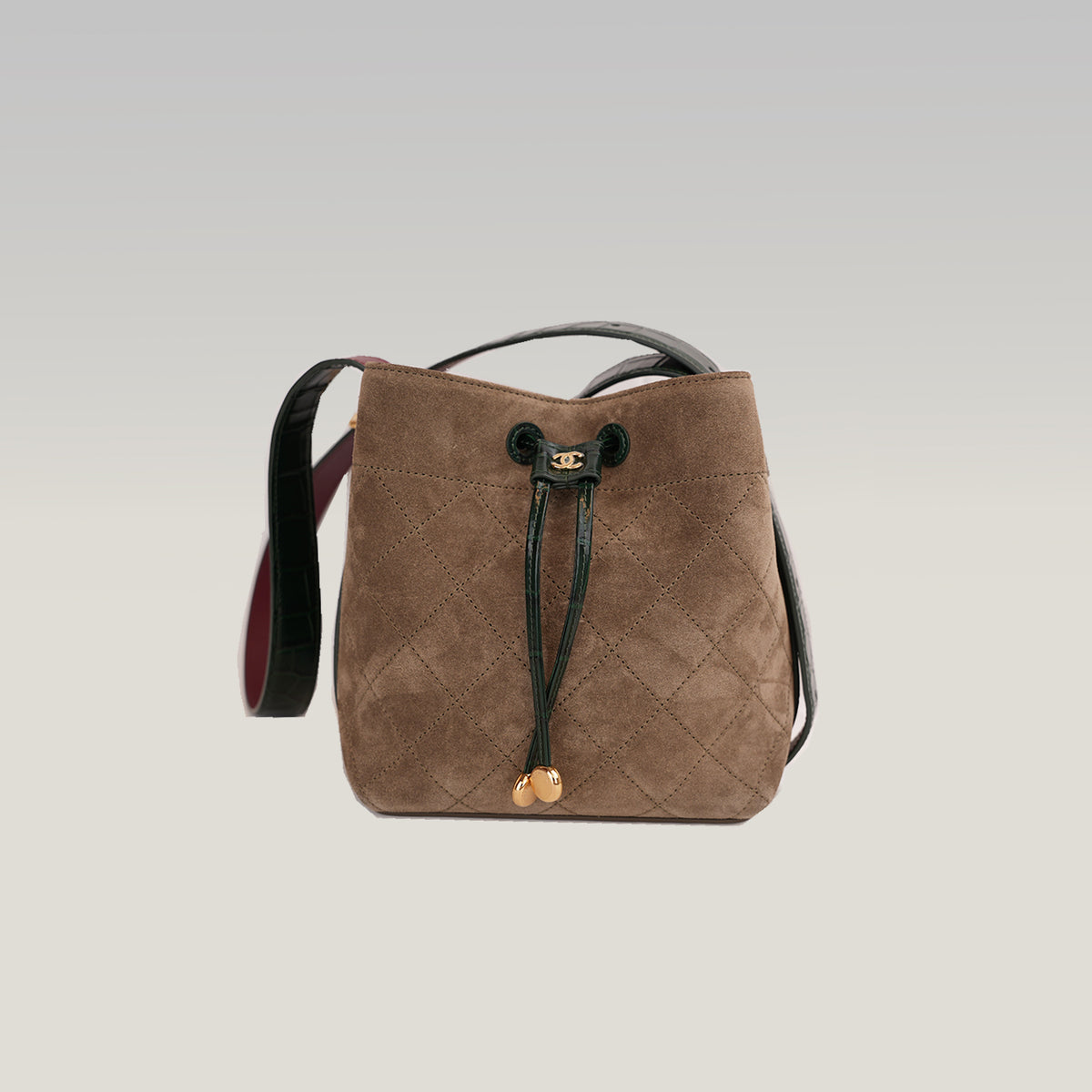 Chanel 26B CC Loop Small Bucket Bag in Suede Beige Scuro con Pelle Nera e Hardware Dorato