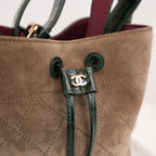 Chanel 26B CC Loop Small Bucket Bag in Suede Beige Scuro con Pelle Nera e Hardware Dorato