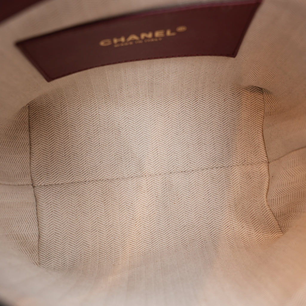 Chanel 26B CC Loop Small Bucket Bag in Suede Beige Scuro con Pelle Nera e Hardware Dorato