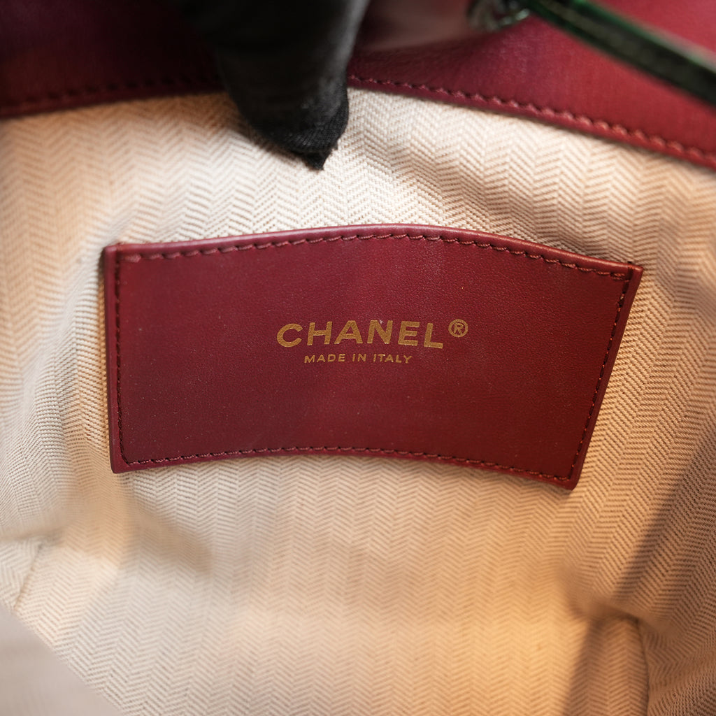 Chanel 26B CC Loop Small Bucket Bag in Suede Beige Scuro con Pelle Nera e Hardware Dorato