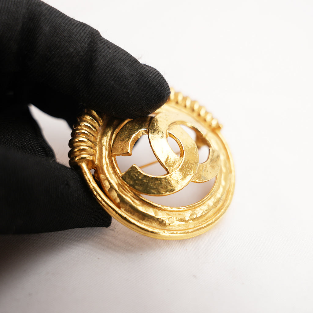 Chanel Vintage 1994 Spilla CC in Metallo Dorato con Doppio Cerchio Intrecciato