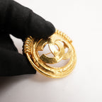 Chanel Vintage 1994 Spilla CC in Metallo Dorato con Doppio Cerchio Intrecciato