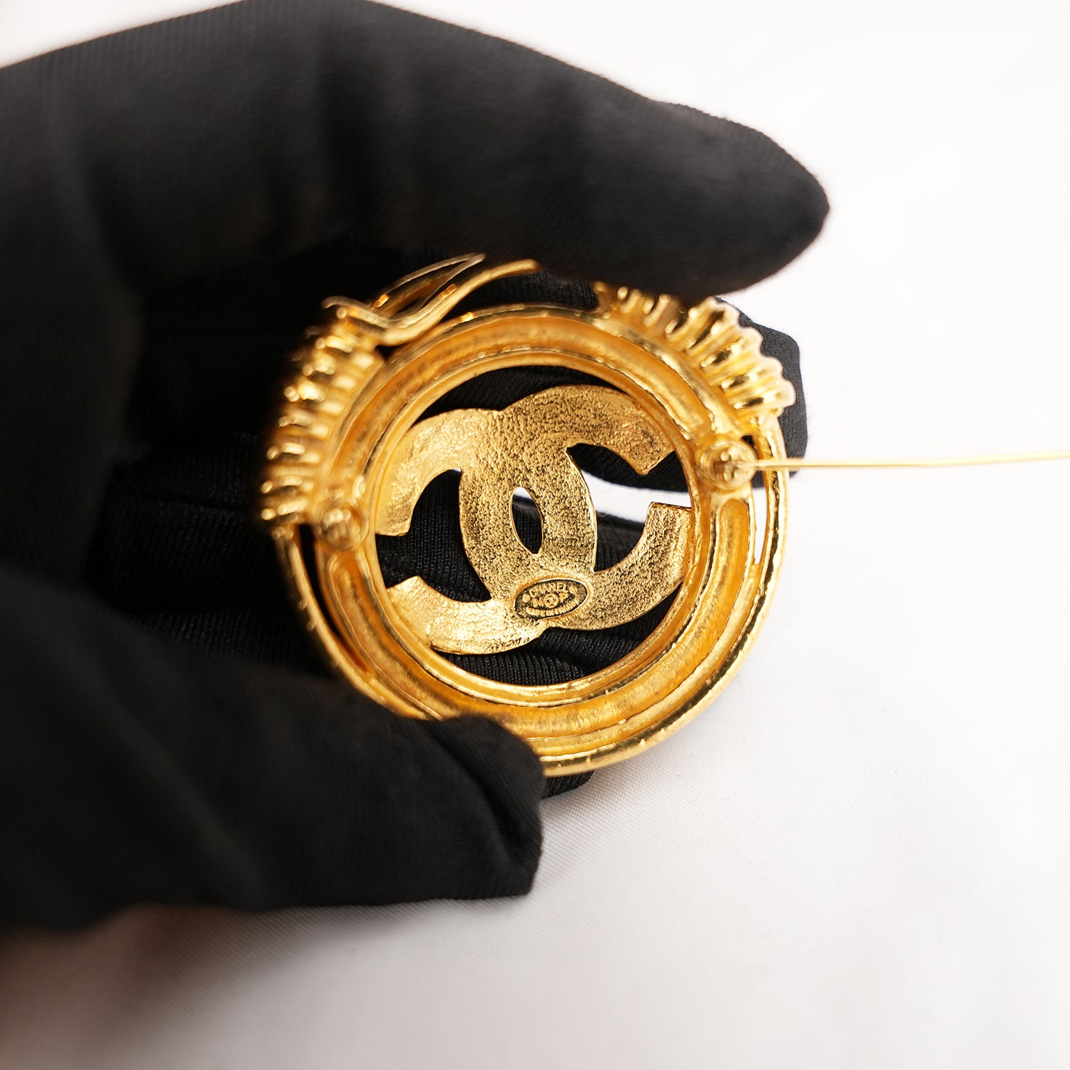 Chanel Vintage 1994 Spilla CC in Metallo Dorato con Doppio Cerchio Intrecciato