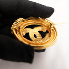 Chanel Vintage 1994 Spilla CC in Metallo Dorato con Doppio Cerchio Intrecciato