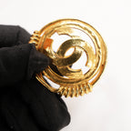 Chanel Vintage 1994 Spilla CC in Metallo Dorato con Doppio Cerchio Intrecciato