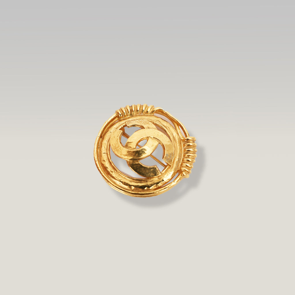 Chanel Vintage 1994 Spilla CC in Metallo Dorato con Doppio Cerchio Intrecciato
