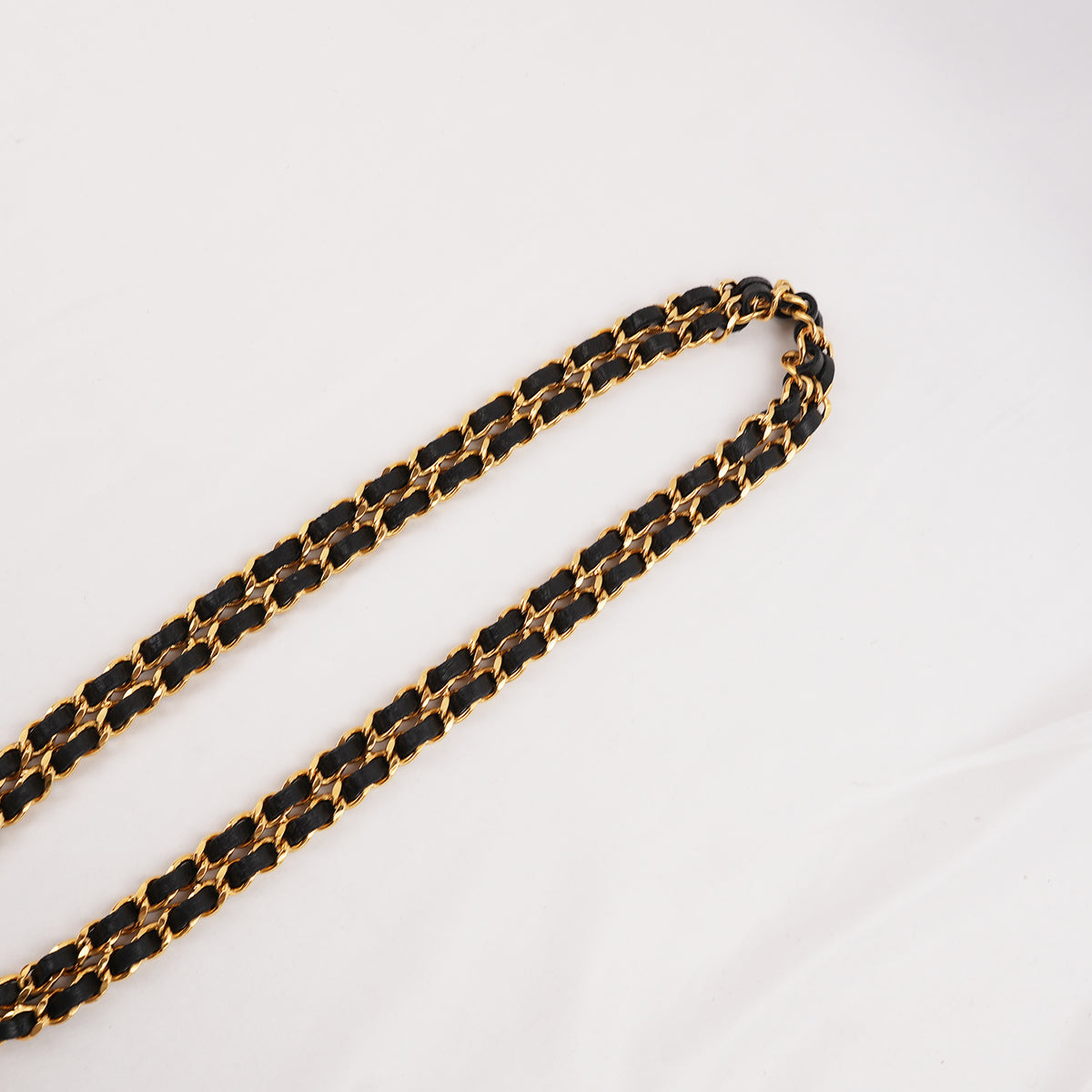 Chanel Cintura a Catena Vintage in Metallo Dorato Intrecciato con Pelle Nera e Chiusura Logo CC