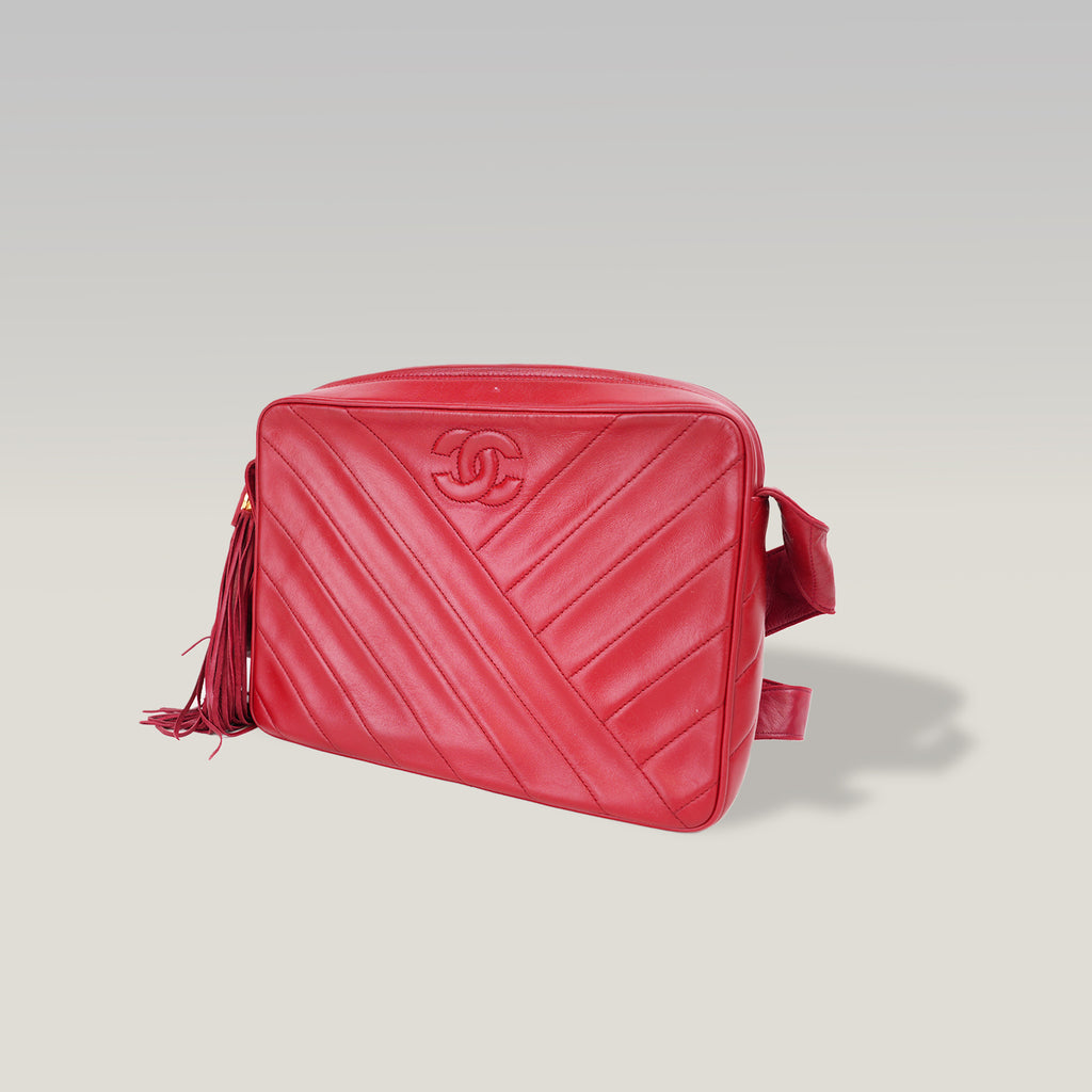 Chanel Vintage Camera Bag Chevron del 1994 in Pelle di Agnello Rossa con Nappina e Carta di Autenticità