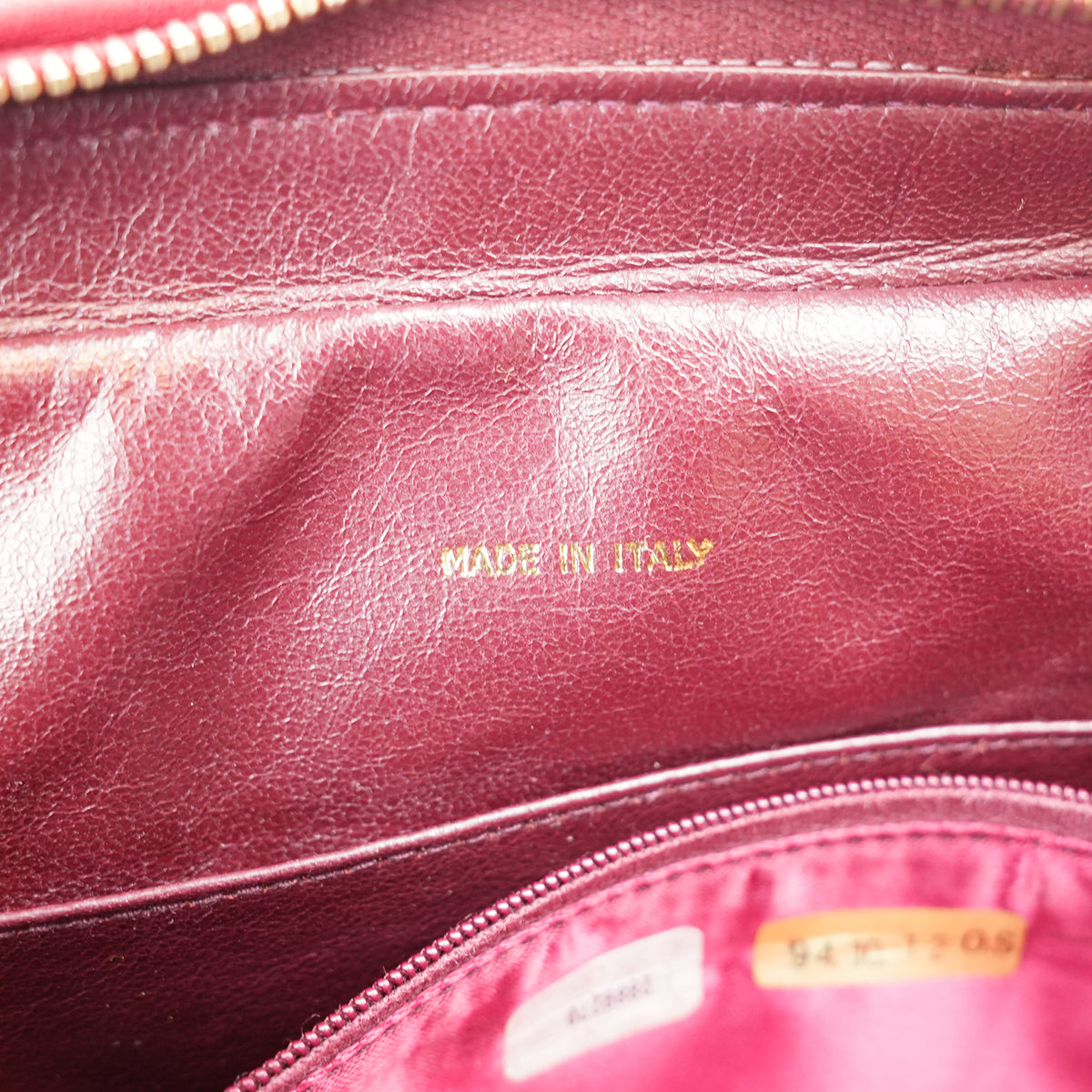 Chanel Vintage Camera Bag Chevron del 1994 in Pelle di Agnello Rossa con Nappina e Carta di Autenticità