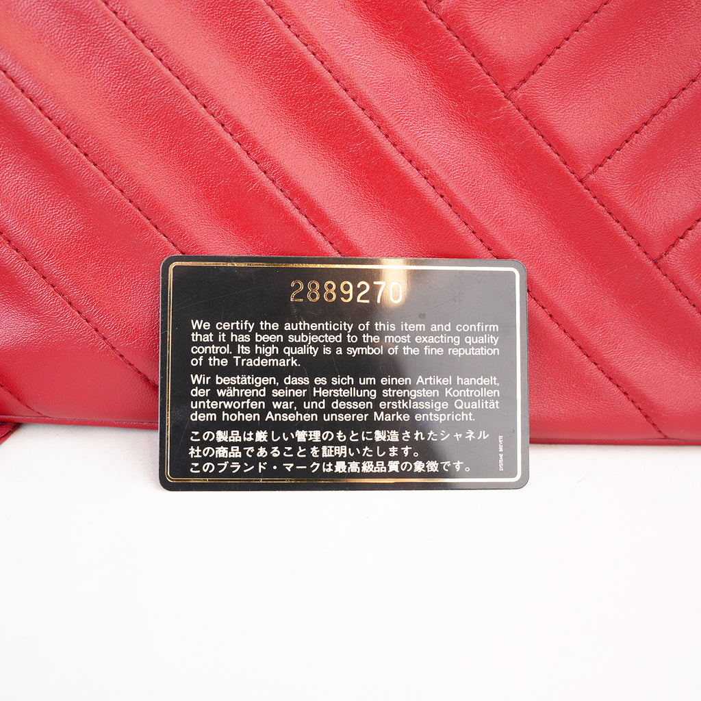 Chanel Vintage Camera Bag Chevron del 1994 in Pelle di Agnello Rossa con Nappina e Carta di Autenticità