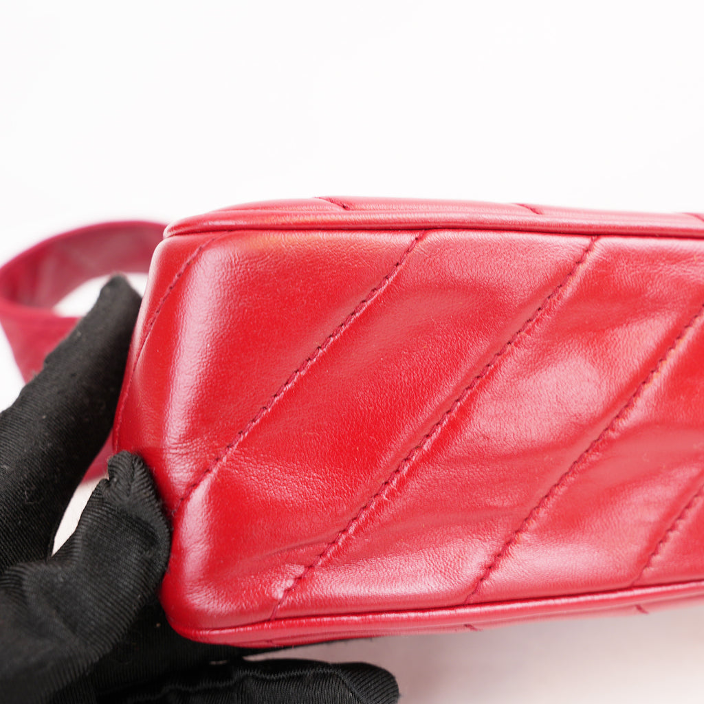 Chanel Vintage Camera Bag Chevron del 1994 in Pelle di Agnello Rossa con Nappina e Carta di Autenticità