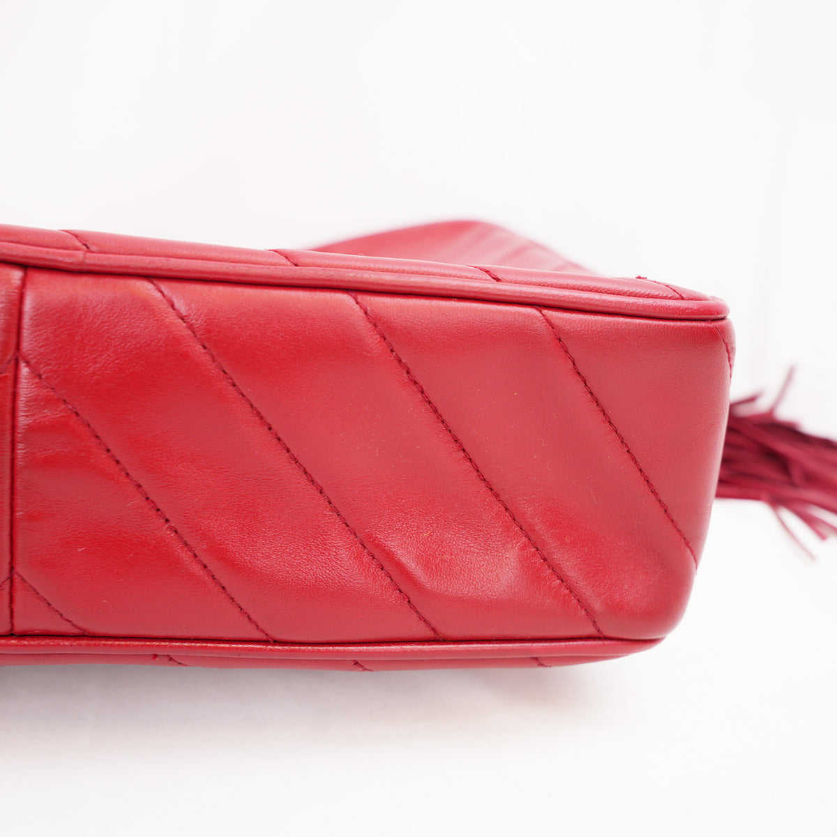 Chanel Vintage Camera Bag Chevron del 1994 in Pelle di Agnello Rossa con Nappina e Carta di Autenticità