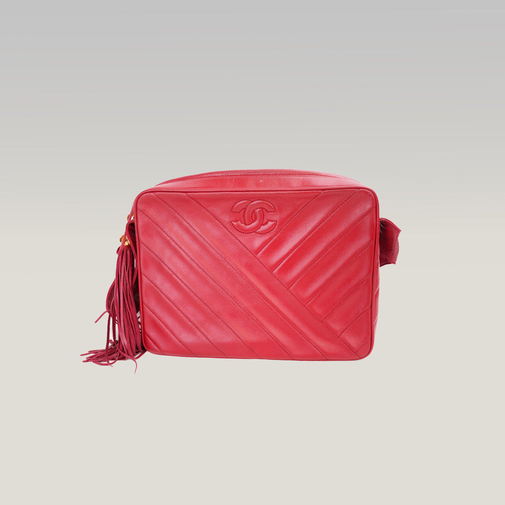 Chanel Vintage Camera Bag Chevron del 1994 in Pelle di Agnello Rossa con Nappina e Carta di Autenticità