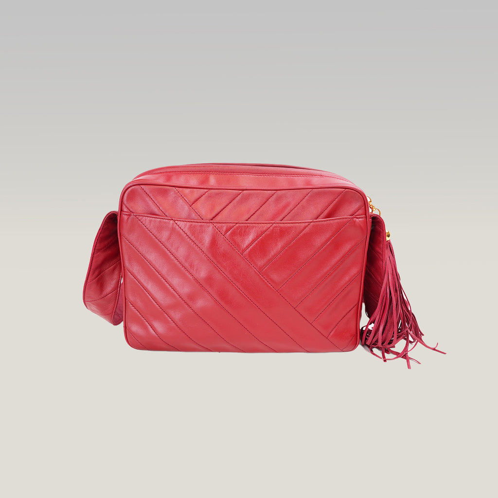 Chanel Vintage Camera Bag Chevron del 1994 in Pelle di Agnello Rossa con Nappina e Carta di Autenticità