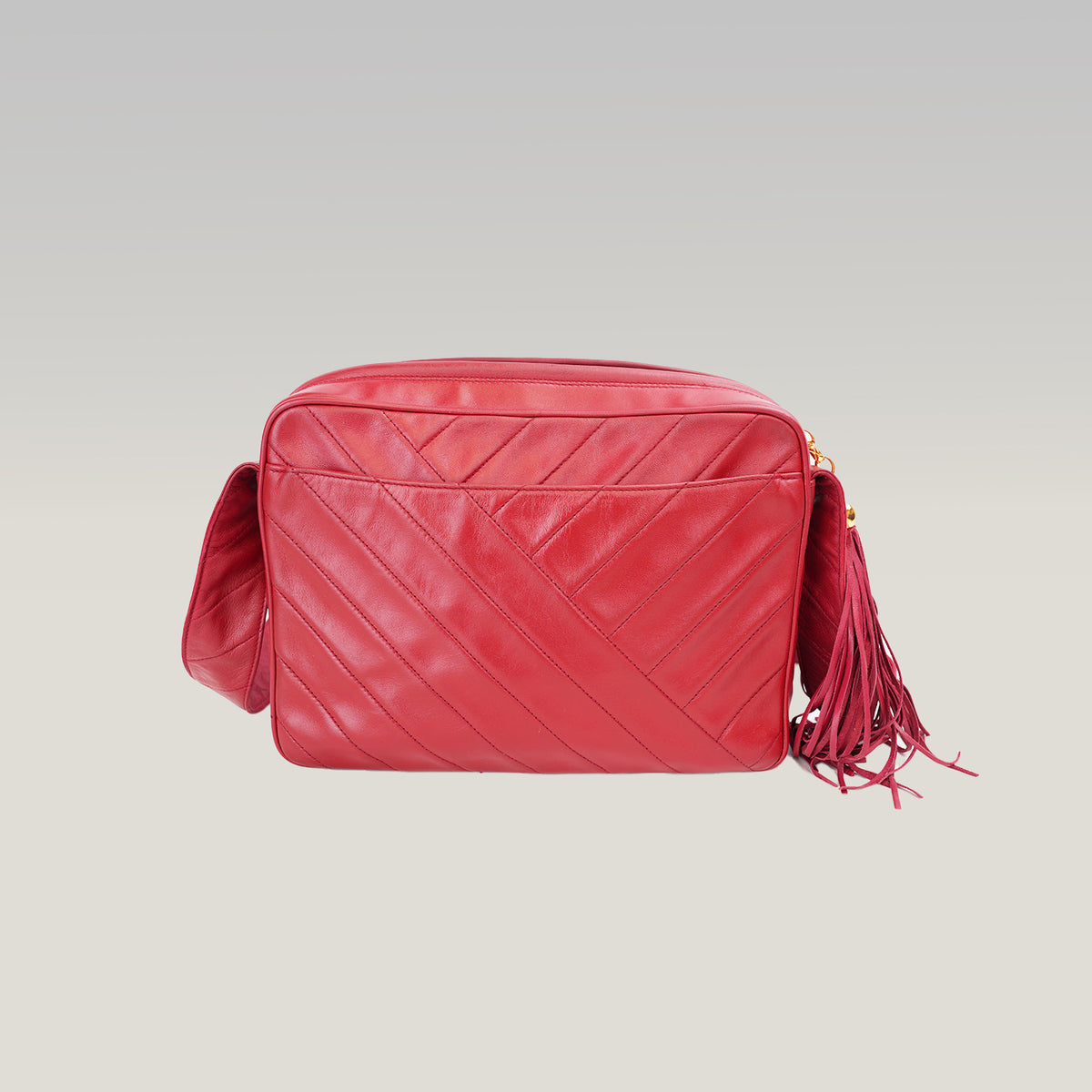 Chanel Vintage Camera Bag Chevron del 1994 in Pelle di Agnello Rossa con Nappina e Carta di Autenticità