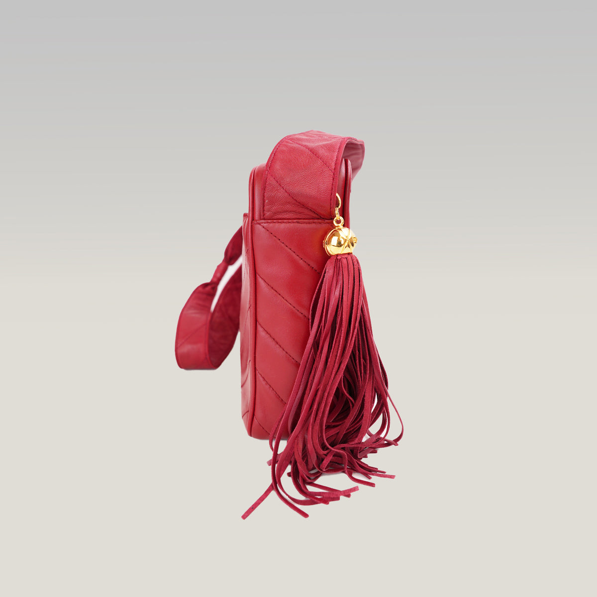 Chanel Vintage Camera Bag Chevron del 1994 in Pelle di Agnello Rossa con Nappina e Carta di Autenticità