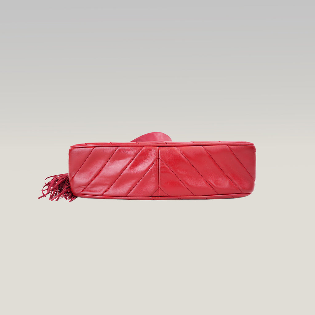 Chanel Vintage Camera Bag Chevron del 1994 in Pelle di Agnello Rossa con Nappina e Carta di Autenticità