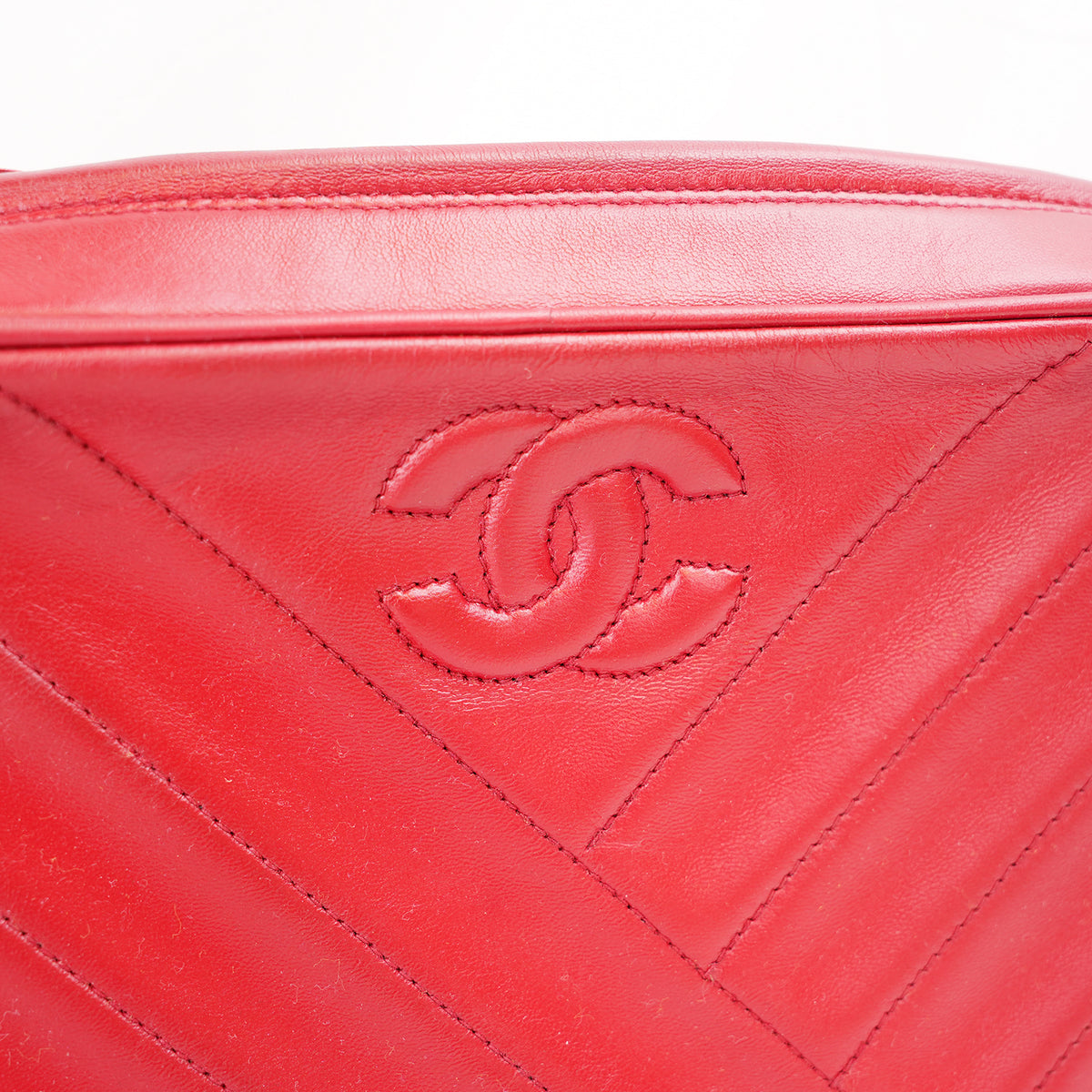 Chanel Vintage Camera Bag Chevron del 1994 in Pelle di Agnello Rossa con Nappina e Carta di Autenticità