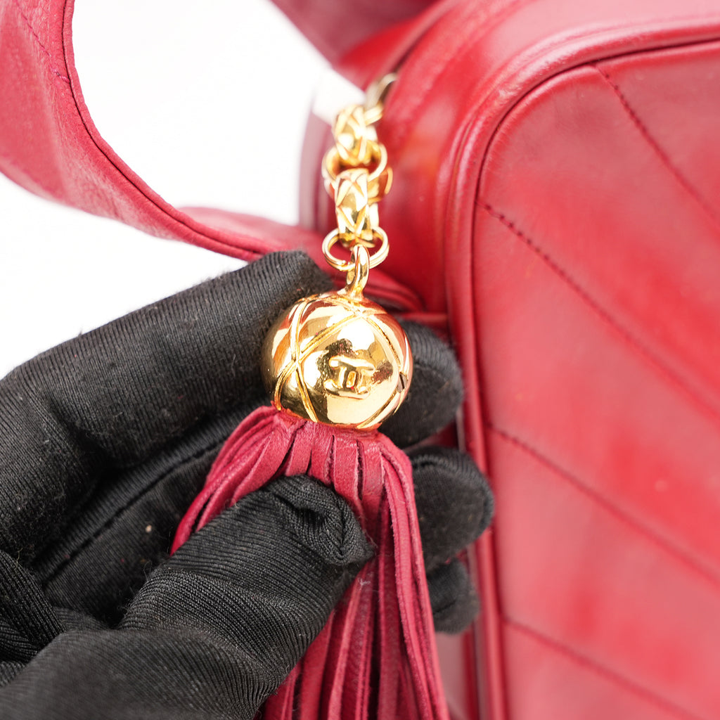 Chanel Vintage Camera Bag Chevron del 1994 in Pelle di Agnello Rossa con Nappina e Carta di Autenticità