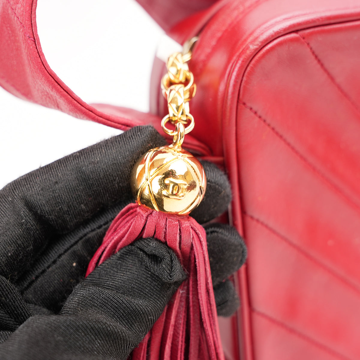 Chanel Vintage Camera Bag Chevron del 1994 in Pelle di Agnello Rossa con Nappina e Carta di Autenticità
